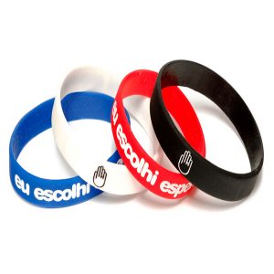 Pulseira de silicone com mensagem em baixo relevo com cor